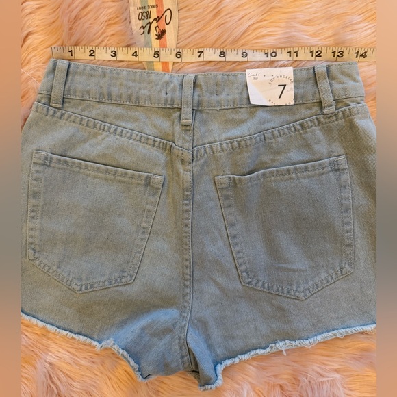 NWT Cali 1850 Light Wash Denim Shorts With Embroidered Daisies Size 7 - Picture 5 of 9